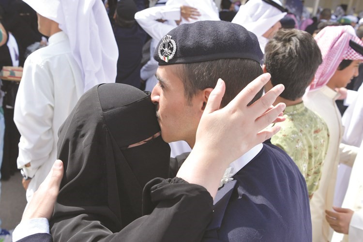 قبلة امتنان وتقدير على جبين الوالدة﻿