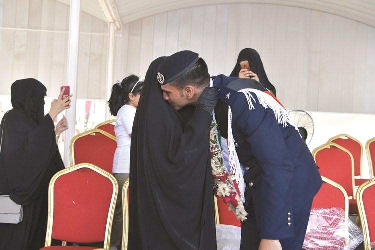 خريج يحتفل مع والدته ﻿
