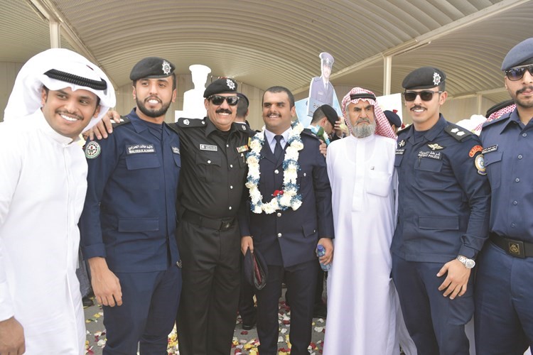 خريج يتوسط أسرته ﻿
