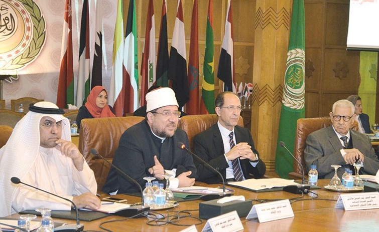 مفتي مصر شوقي علام ود.محمد سعد الهاجري مدير إدارة الثقافة بجامعة الدول العربية خلال الاحتفالية﻿