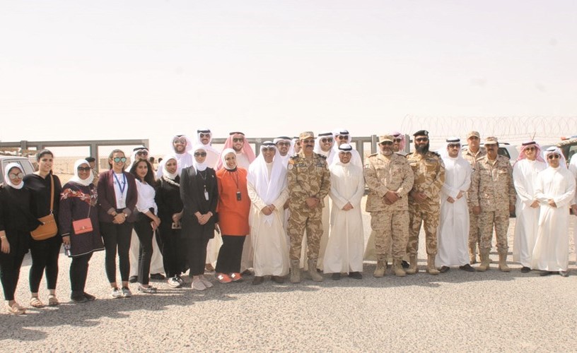 اللواء الركن خالد الصالح الصباح والسفير عبدالعزيز الشارخ وعدد من القيادات العسكرية مع طلبة المعهد الديبلوماسي في الحدود الشمالية ﻿