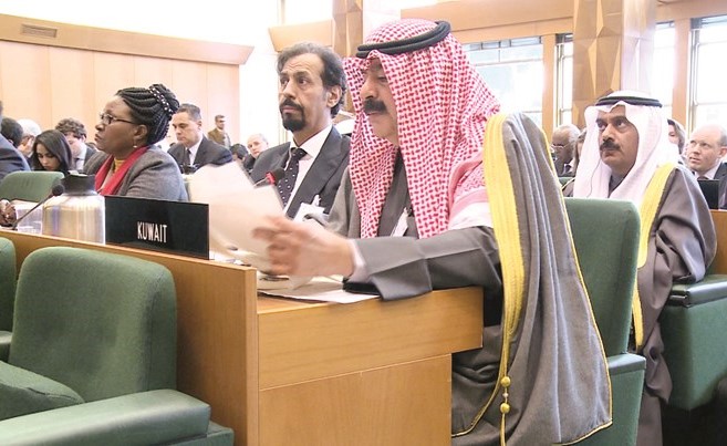 خالد الجارالله يلقي كلمته أمام المؤتمر ويبدو السفير الشيخ علي الخالد﻿