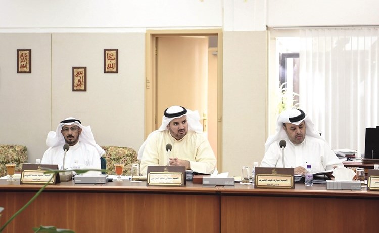 مبارك الحجرف وحمدان العازمي وسعود الشويعر خلال اجتماع لجنة العرائض والشكاوى﻿