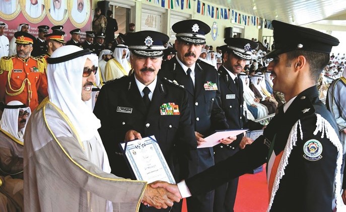 صاحب السمو الأمير الشيخ صباح الأحمد خلال تكريم الضابط علي سالم الواوان﻿