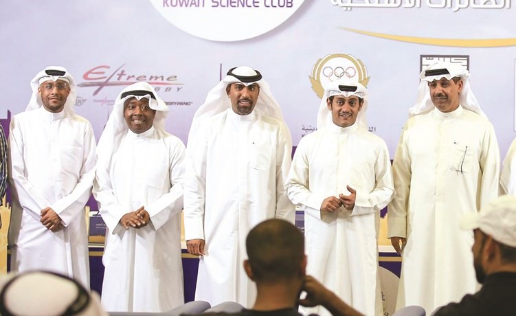 طلال جاسم الخرافي والأمين العام علي كاظم الجمعة يتوسطان د.حمود فليطح ومشعل المعتوق ويوسف الحمد﻿