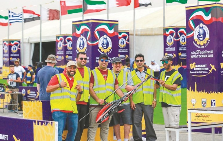 مجموعة من المتسابقين الكويتيين المشاركين﻿