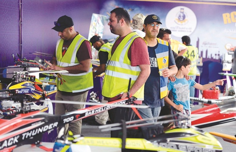 المتسابق صالح الرشيد مع مجموعة من المتسابقين الكويتيين﻿