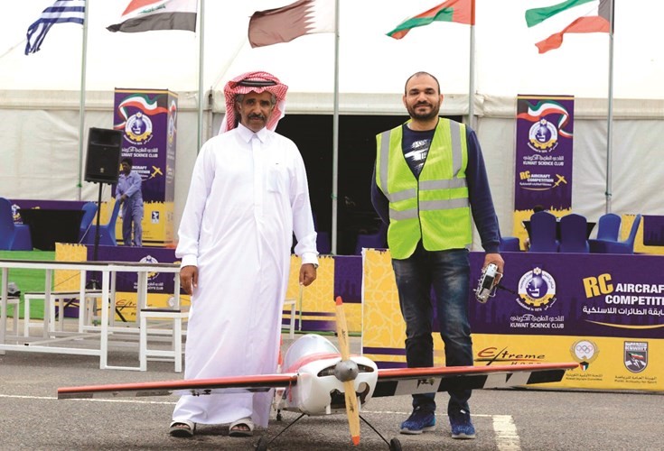 المتسابق الشيخ خالد بن حمد آل ثاني مع متسابق قطري﻿