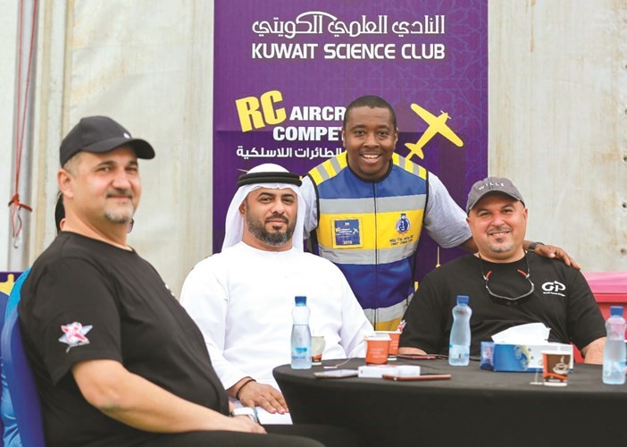 مشعل المعتوق مع مجموعة من المتسابقين﻿
