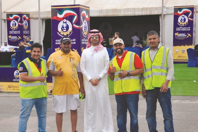 رئيس الوفد السعودي نايف الدبيان يتوسط المتسابقين السعوديين وحمد الرفدان﻿