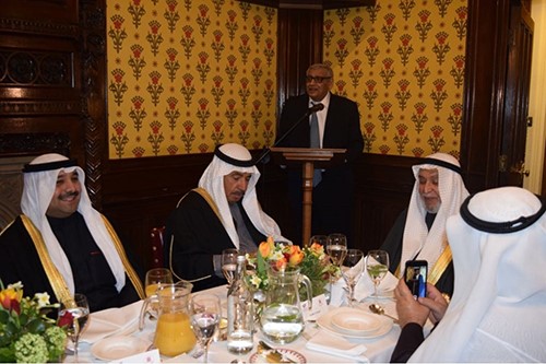  وكيل الديوان الاميري لشؤون الاسرة الحاكمة مع عدد من الشخصيات الكويتية خلال الحفل