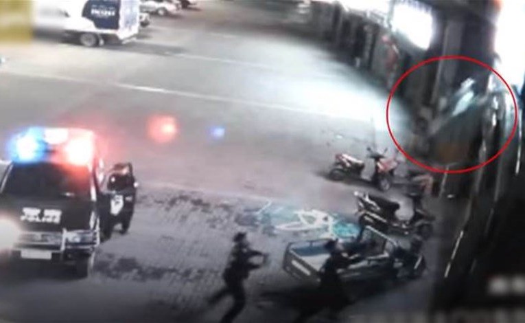 بالفيديو.. شرطي "بطل" ينقذ سيدة سقطت من النافذة