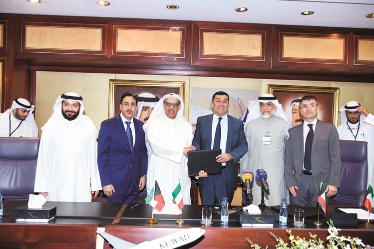 سامي الرشيد وإبراهيم الخزام ومحمد الحوت خلال توقيع الاتفاقية-(ريليش كومار)﻿