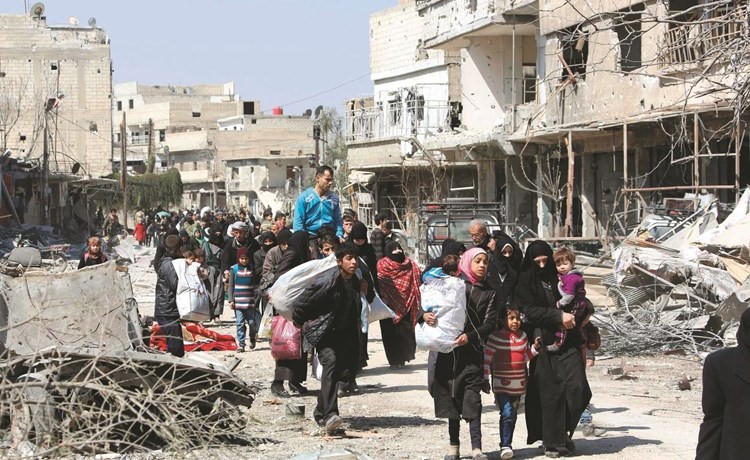 آلاف المدنيين ينزحون من بلدة جسرين في الغوطة الشرقية المحاصرة﻿