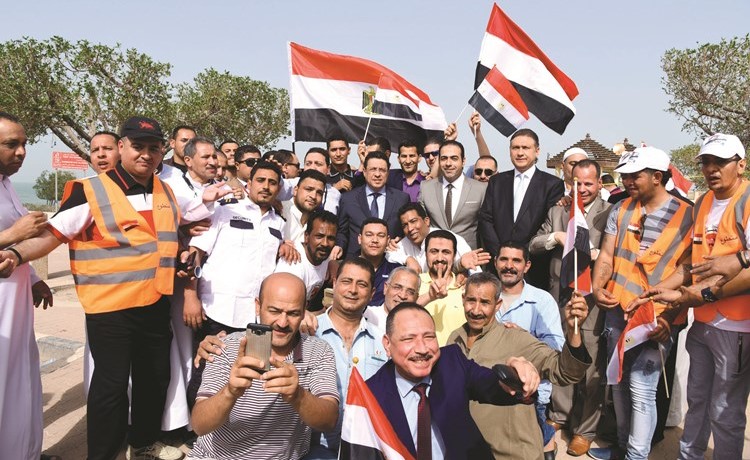 النائب د. محمود حسين والسفير المصري طارق القوني والقنصل محمود نزار ومحمد عادل واحمد الروبي يتوسطون جموع الناخبين امام السفارة المصرية	(ريليش كومار)﻿