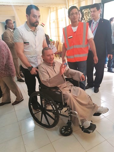 أحد كبار السن خلال الاتجاه للإدلاء بصوته ﻿