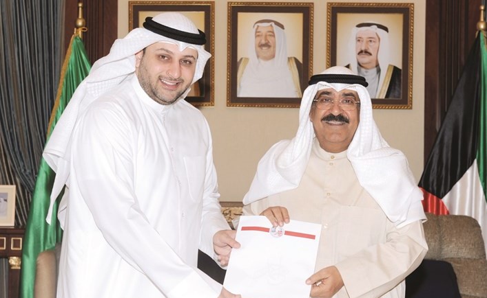 الشيخ مشعل الاحمد يتسلم الدعوة من احمد الجاسم﻿
