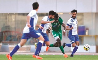 مهاجم العربي بوبي كلمنت محاصرا بين لاعبي الجهراء محمد سعد وعادل سعيد (الازرق.كوم) 