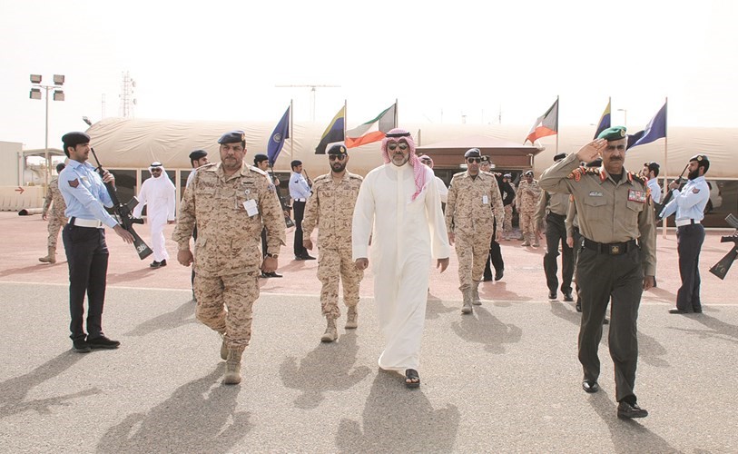 الفريق الركن محمد الخضر مغادرا وفي وداعه الفريق الركن الشيخ عبدالله النواف﻿
