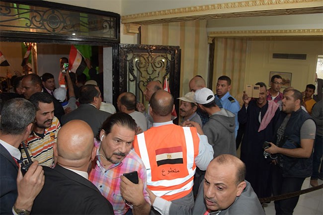 بالفيديو والصور.. السفارة المصرية بالكويت تمد فترة التصويت