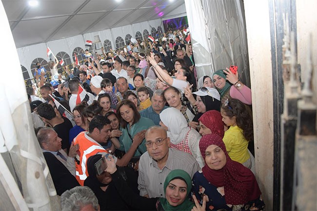بالفيديو والصور.. السفارة المصرية بالكويت تمد فترة التصويت