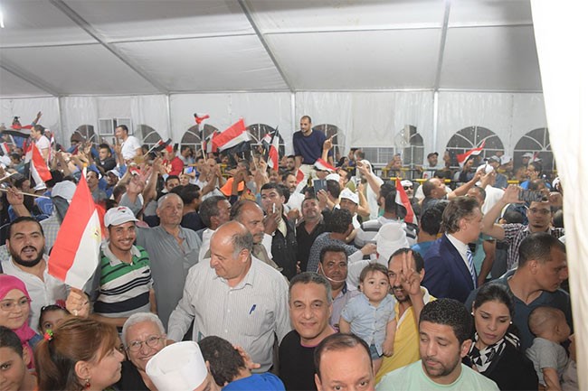 بالفيديو والصور.. السفارة المصرية بالكويت تمد فترة التصويت