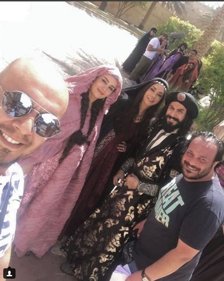 كندا حنا مع زملائها في مسلسل هارون الرشيد