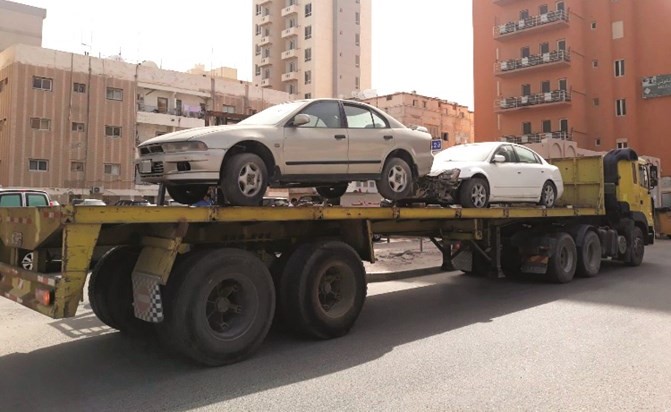 جانب من رفع السيارات المهملة﻿