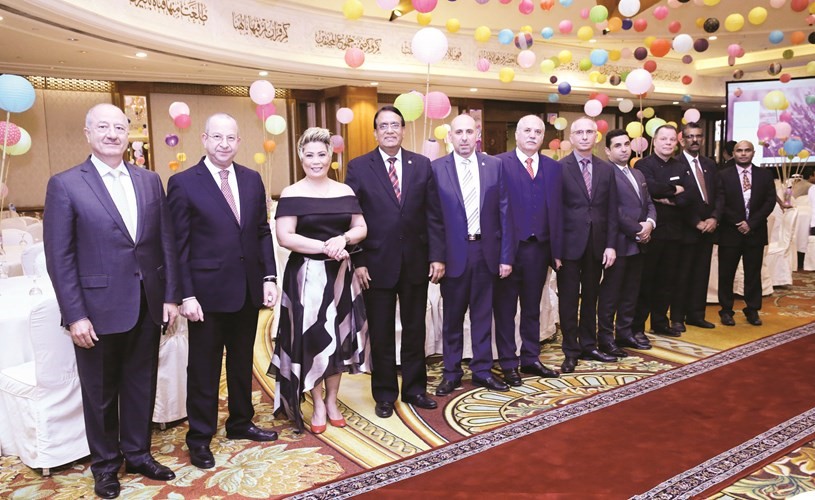 فهد أبوشعر ومنير عامر مع عدد من الحضور﻿