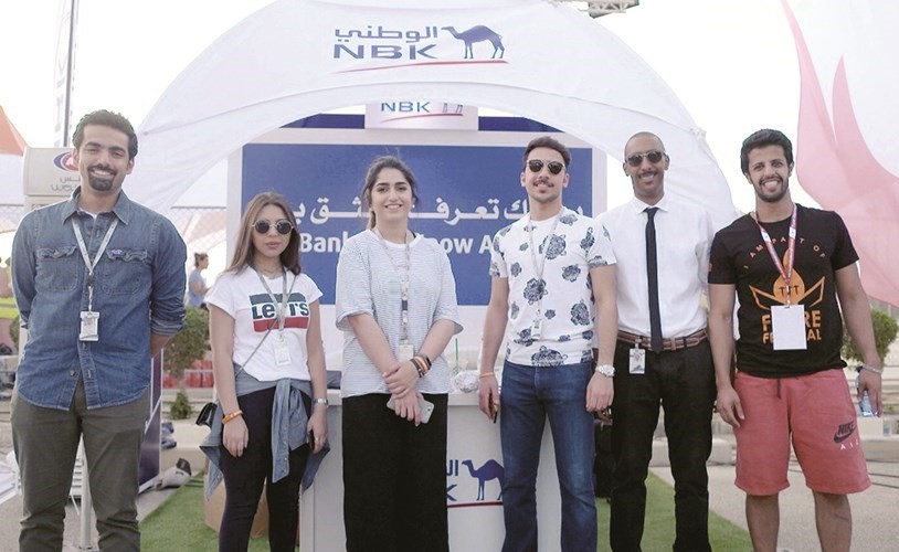 فريق الوطني أمام جناح البنك في المهرجان﻿