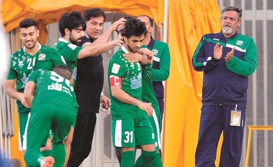 المدرب محمد ابراهيم يهنئ لاعبيه بالهدف الثمين في الجهراء﻿