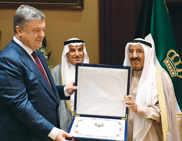 صاحب السمو الأمير الشيخ صباح الأحمد يقدم «قلادة مبارك الكبير» إلى الرئيس بيترو بوروشينكو