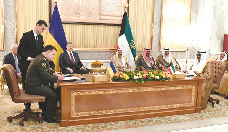الشيخ ناصر صباح الأحمد خلال توقيع إحدى الاتفاقيات الثنائية بحضور صاحب السمو والرئيس الأوكراني ﻿