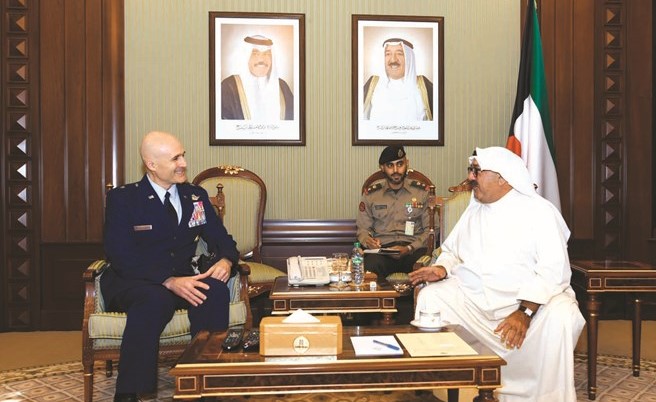 الشيخ ناصر صباح الأحمد خلال استقبال العميد طيار سانت كلمنتي﻿