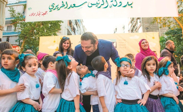 رئيس الحكومة سعد الحريري يشارك اطفال دار الأيتام الإسلامية في افتتاح مهرجان شمس الربيع في سوق بربور	(محمود الطويل) ﻿