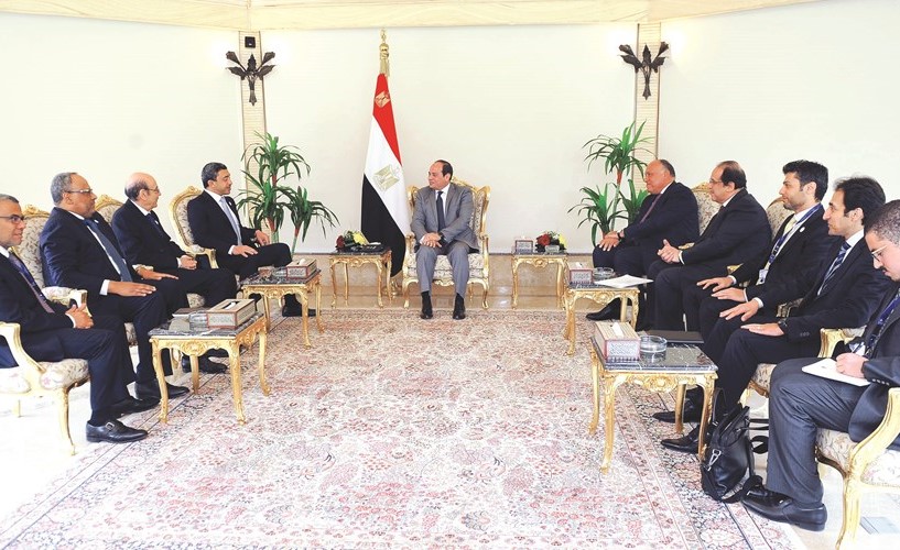 الرئيس المصري عبدالفتاح السيسي مستقبلا وزير الخارجية والتعاون الدولي الإماراتي الشيخ عبدالله بن زايد آل نهيان﻿