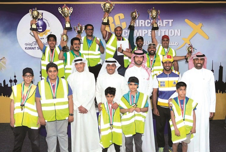 طلال جاسم الخرافي وحامد المخيزيم وعلي الجمعة وطارق السعدي ونايف الدبيان مع الفائزين بالمراكز الاولى ﻿