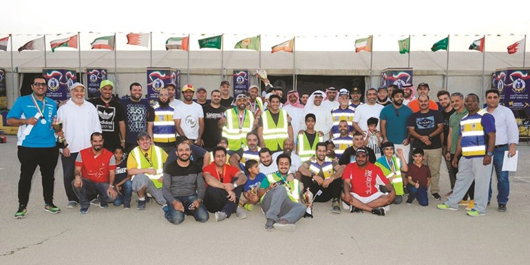 طلال جاسم الخرافي يتوسط اعضاء اللجنة المنظمة ولجنة التحكيم ورؤساء الوفود والمتسابقين﻿