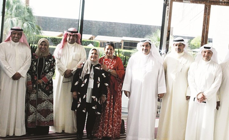 خالد الروضان يتوسط الشيخة شيخة العبدالله ود.حمود فليطح والسفير صلاح البعيجان ورحاب بورسلي وأعضاء السفارة﻿