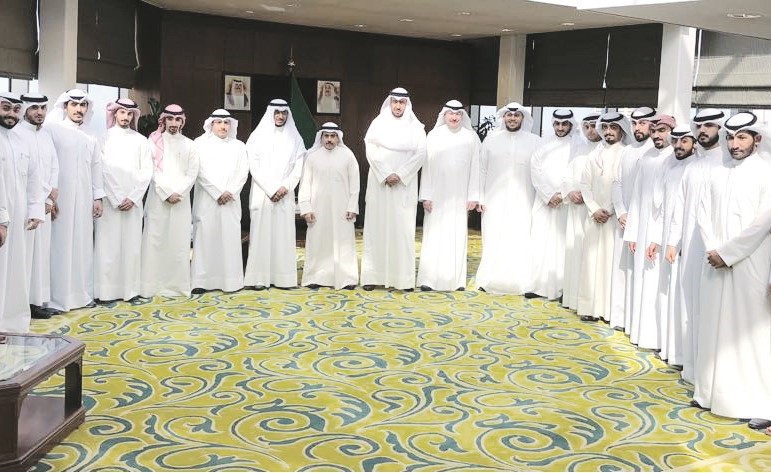 د.فهد العفاسي وعبداللطيف السريع مع الموثقين الجدد ﻿