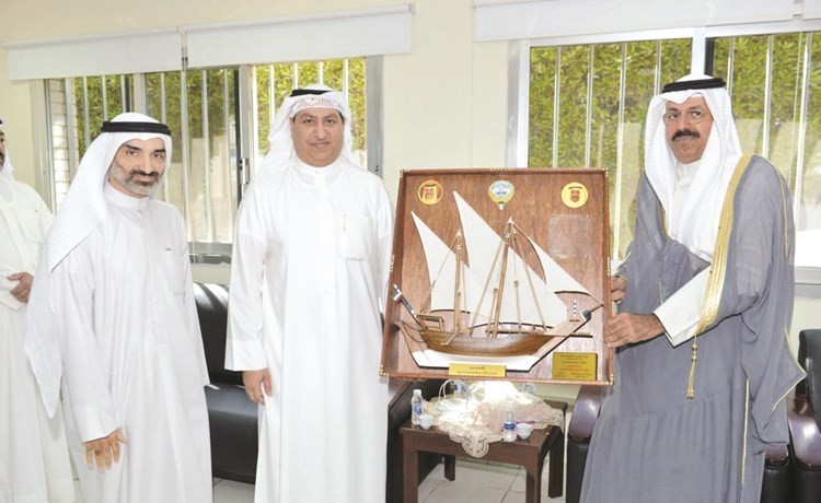 الشيخ أحمد النواف يتلقى درعا تقديرية من د.سلمان اللافي﻿