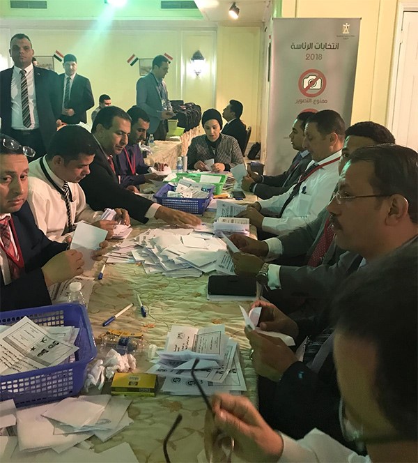 بدء عملية فرز أصوات الناخبين المصريين في مقر السفارة بالكويت