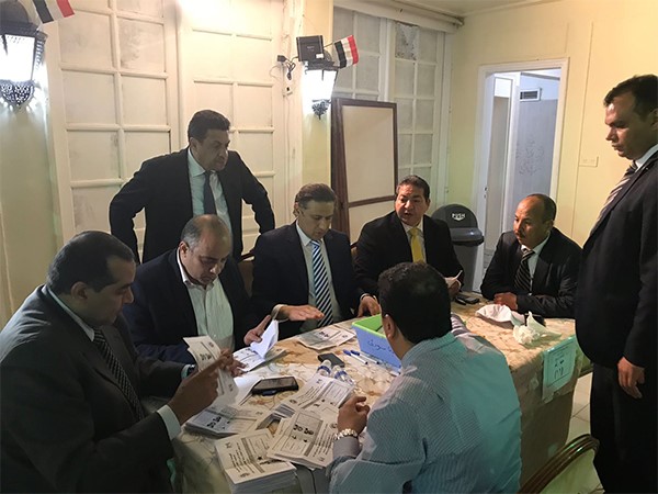 بدء عملية فرز أصوات الناخبين المصريين في مقر السفارة بالكويت