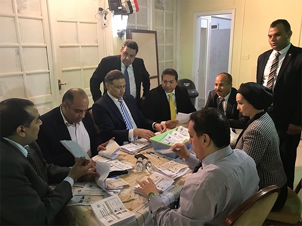 بدء عملية فرز أصوات الناخبين المصريين في مقر السفارة بالكويت