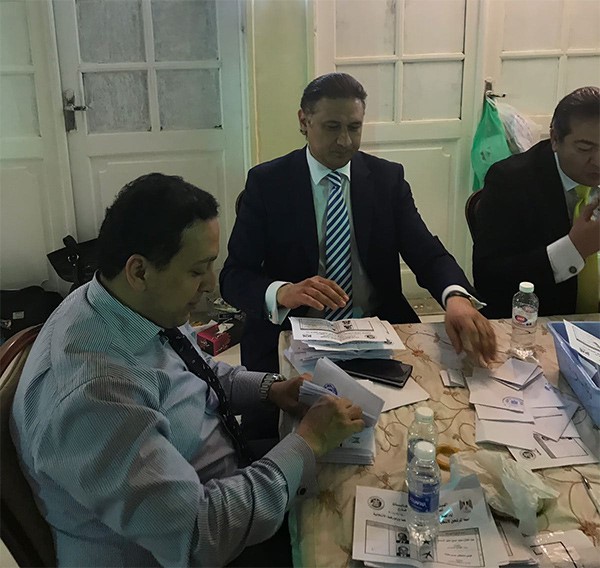 بدء عملية فرز أصوات الناخبين المصريين في مقر السفارة بالكويت