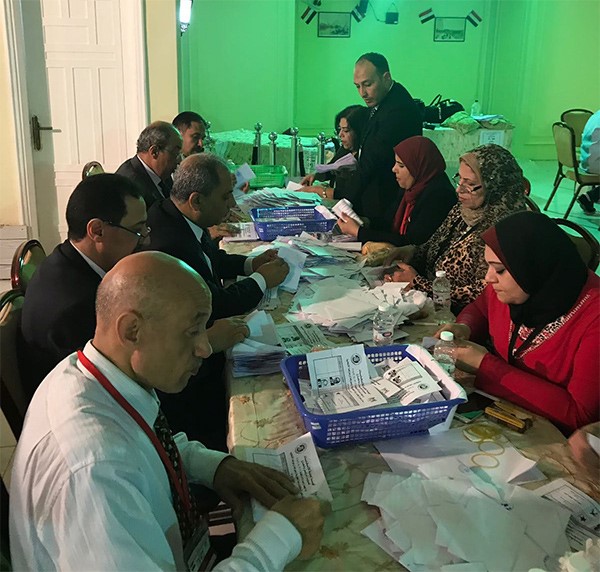 بدء عملية فرز أصوات الناخبين المصريين في مقر السفارة بالكويت