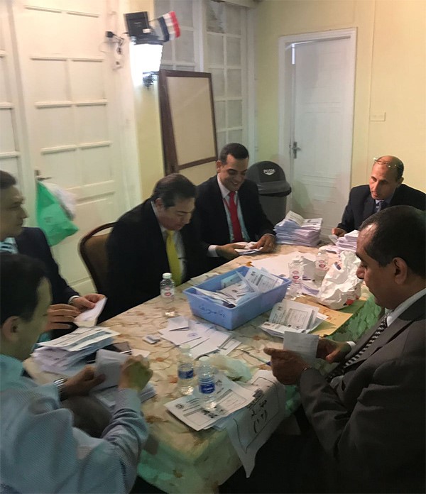 بدء عملية فرز أصوات الناخبين المصريين في مقر السفارة بالكويت