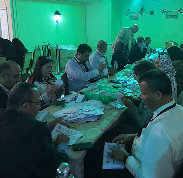 بدء عملية فرز أصوات الناخبين المصريين في مقر السفارة بالكويت