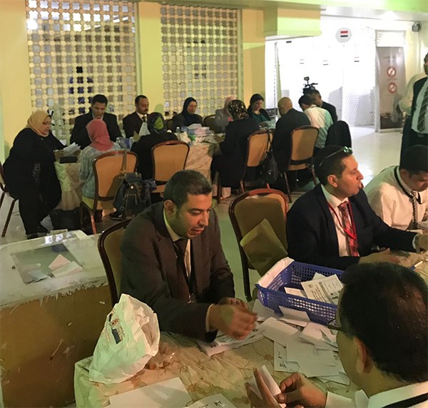 بدء عملية فرز أصوات الناخبين المصريين في مقر السفارة بالكويت