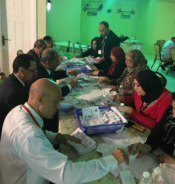 بدء عملية فرز أصوات الناخبين المصريين في مقر السفارة بالكويت